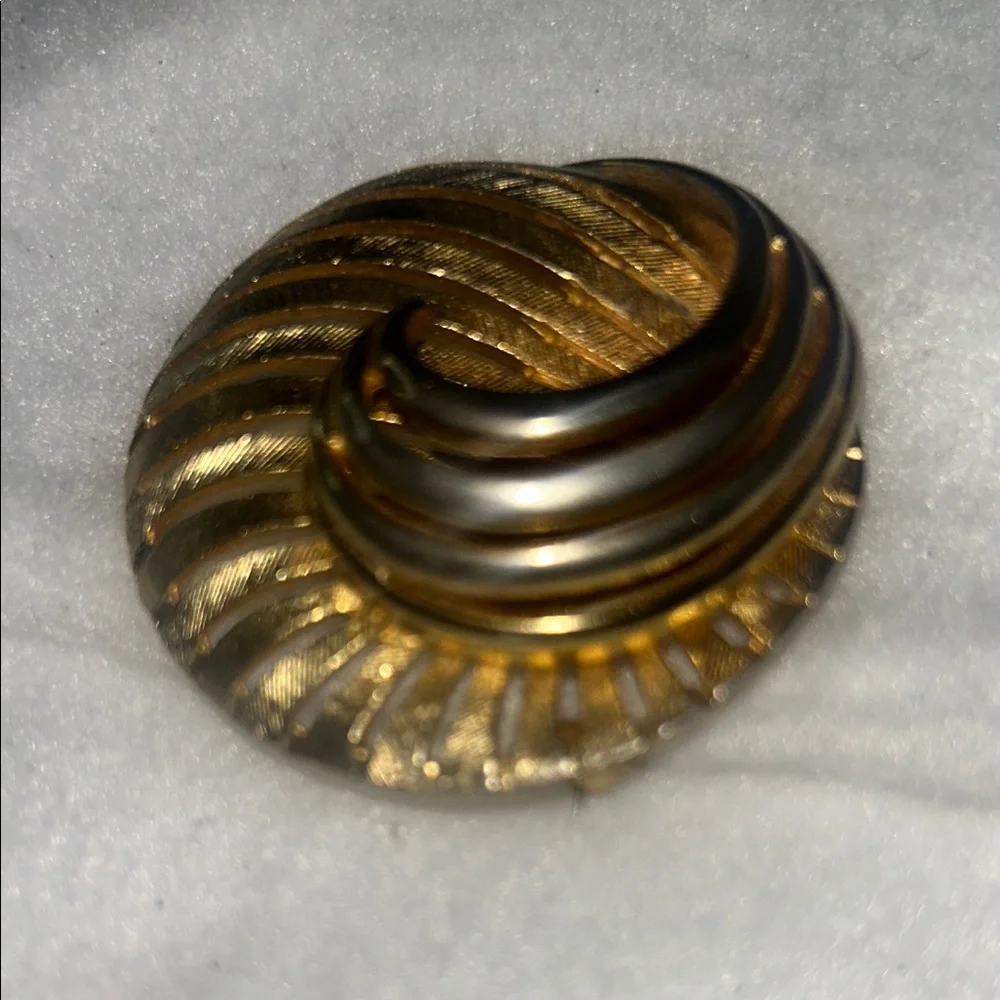 Vintage Elegant Gold tone Swirl Brooch #1012
